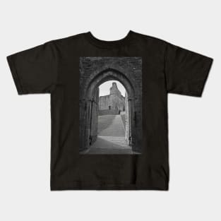 An ancient gateway in Chepstow castle offers views of the interior courtyard. Kids T-Shirt